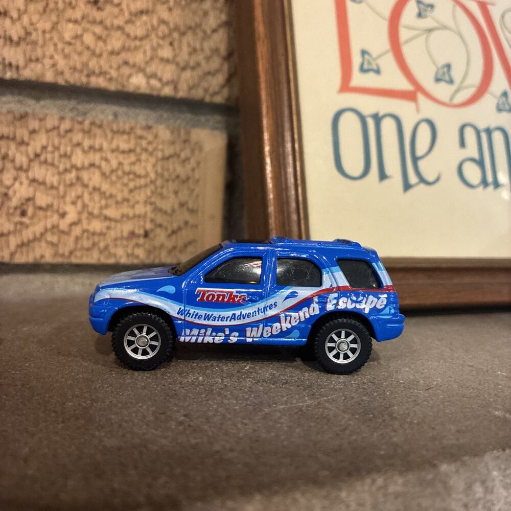 Maisto Ford Escape 1:64 Scale Diecast Diorama Model SUV Blue Tonka